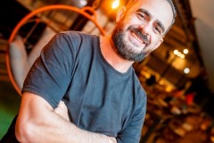 2025-04-25-AREIA-GASTROBAR-VINHEDO-STANDUP-GUI-SANTANA-16